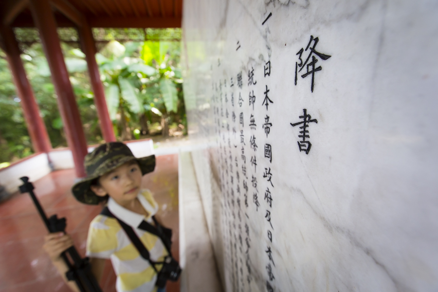6岁女孩游历抗战纪念地照片走红网络（图）