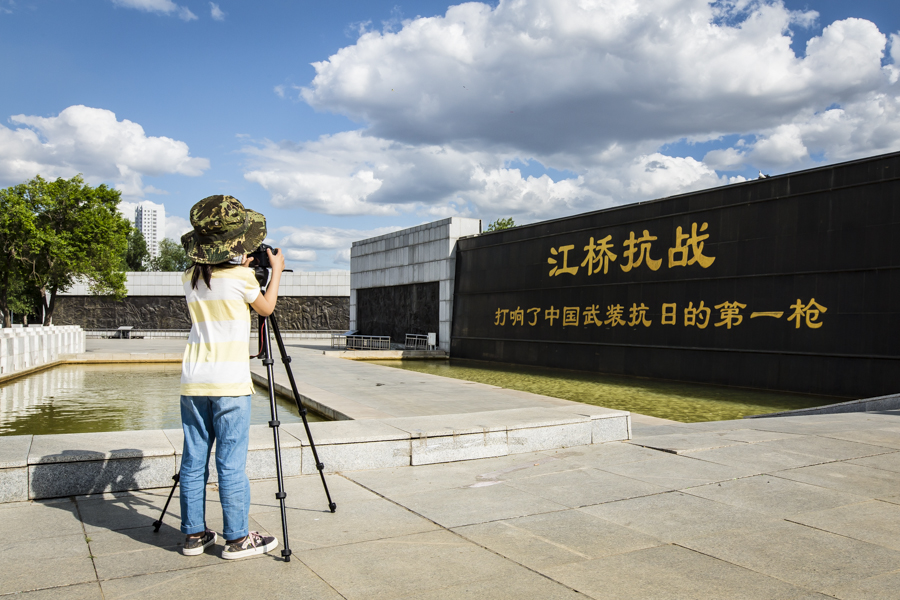 6岁女孩游历抗战纪念地照片走红网络（图）
