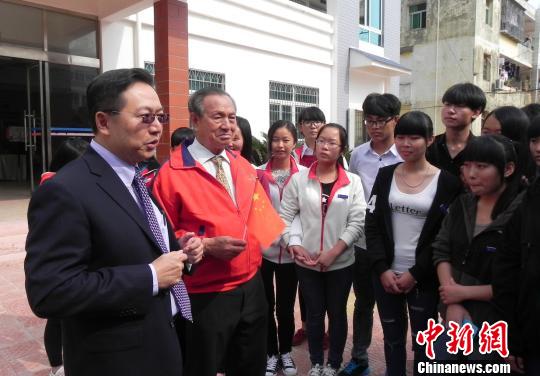 台胞祖孙三代赴闽捐资兴学闽台两中学缔结姐妹校