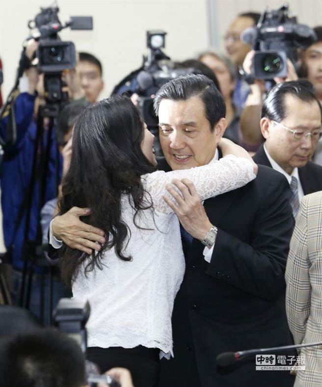 一位中常委向马英九拥抱致意