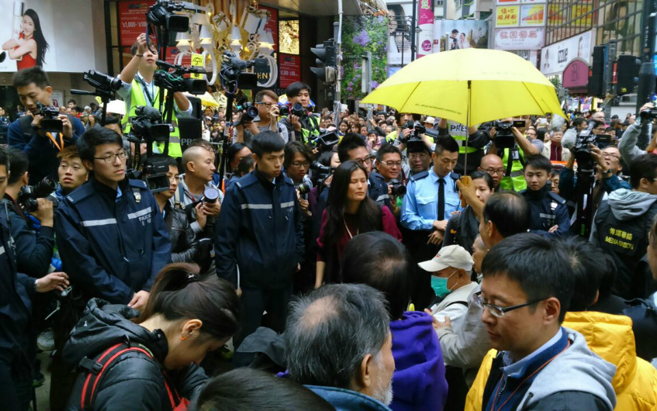 20141215_PO_銅鑼灣_警員圍留守人士_960