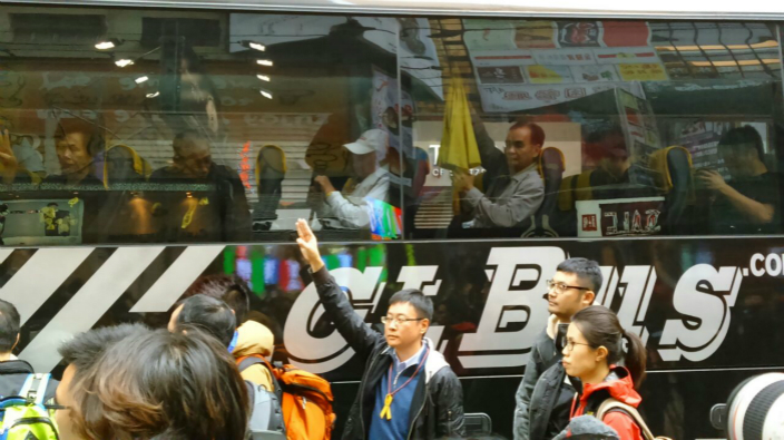 20141215_PO_銅鑼灣_拘捕留守人士巴士相2_A