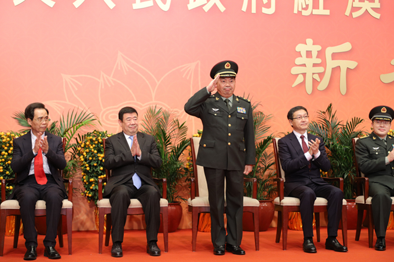 驻澳门部队政委周吴刚出席酒会