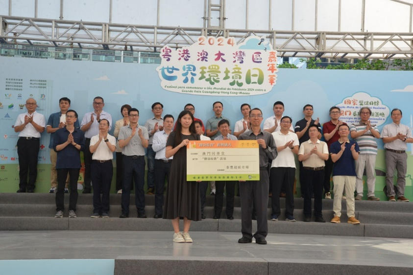 图为多间企业捐赠“胶袋收费”款项，用于支持环保或社会公益。澳门特区环境保护局供图