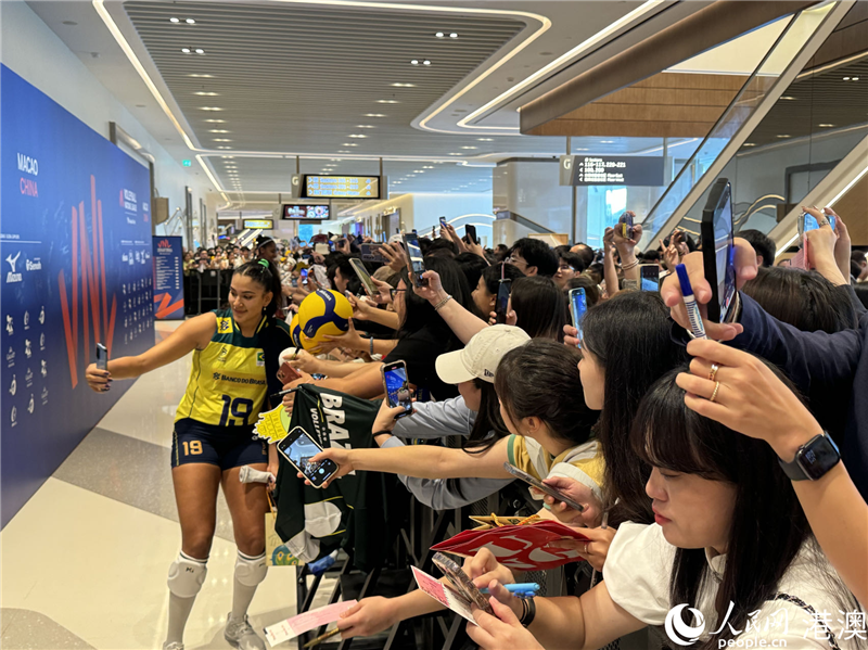 图为6月2日下午巴西女排取胜泰国女排，队员们受到球迷热烈追捧。（本报记者富子梅摄）