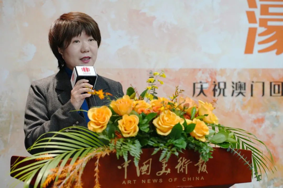 《中国美术报》社社长兼总编辑金新主持开幕式
