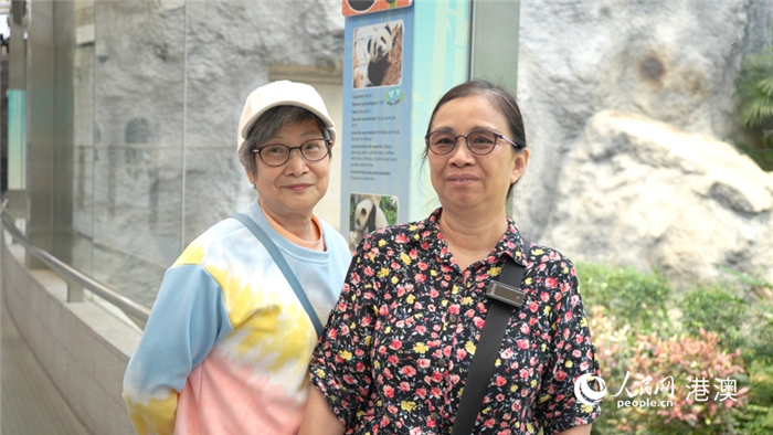 澳门居民钟女士和朋友在大熊猫馆参观。人民网 吴宇扬扬摄