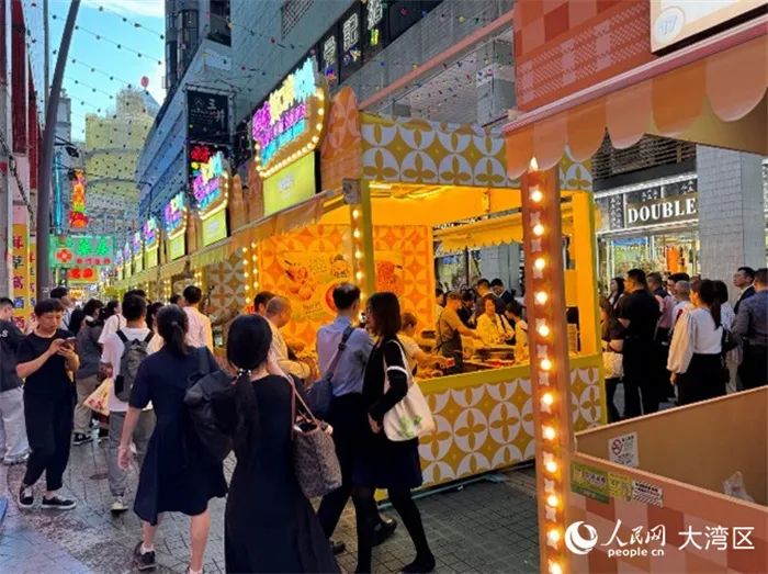 图为刚刚开幕的市集现场，游人络绎不绝。人民网记者 富子梅摄