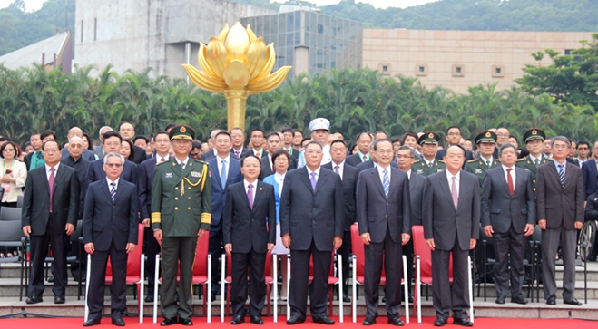 中央政府驻澳门联络办领导出席澳门特区政府庆祝中华人民共和国成立67周年升旗仪式和招待酒会