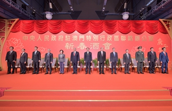 嘉宾齐唱国歌