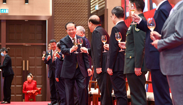 傅自应主任与嘉宾祝酒