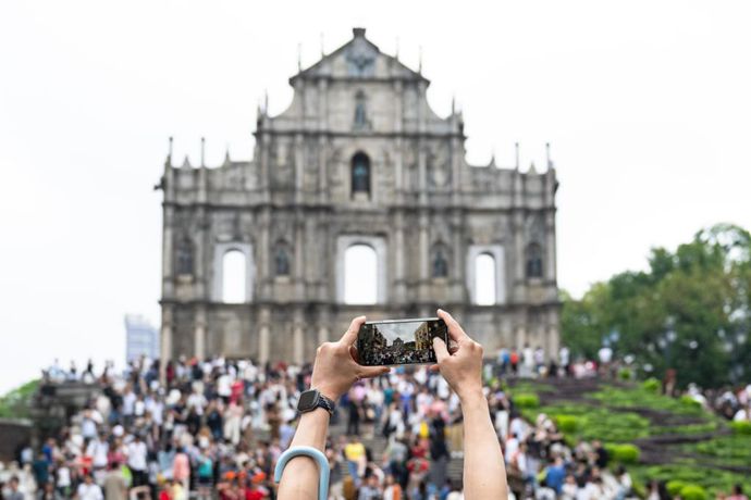 风雨中的热情——澳门迎来“五一”假期首批游客