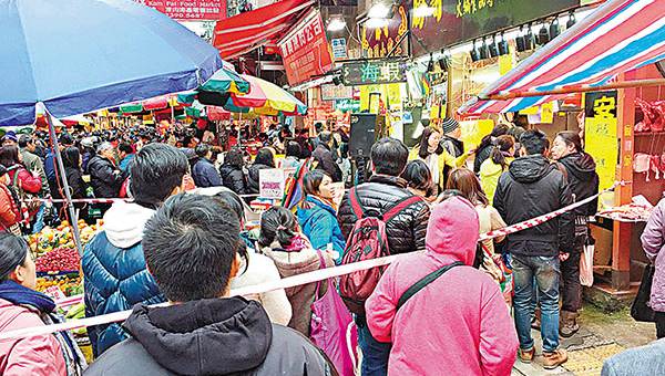 香港气温骤降 市民排队购买火锅配料