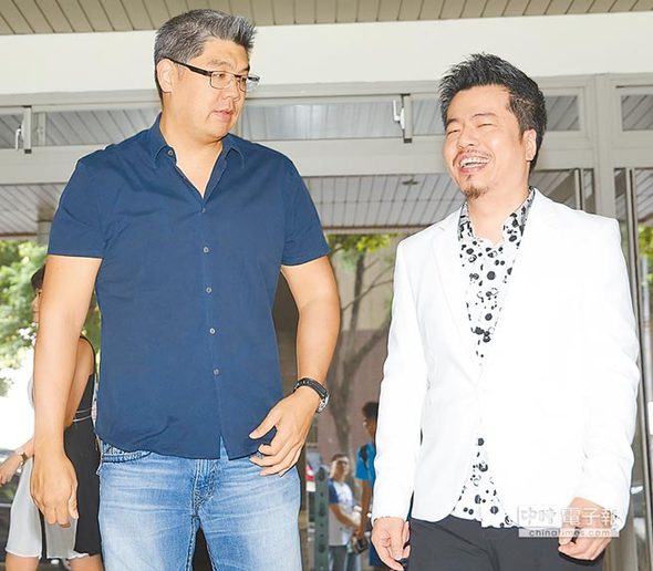 国民党台北市长参选人连胜文(左)与音乐人黄国伦一起参加主日礼拜。(台媒图)