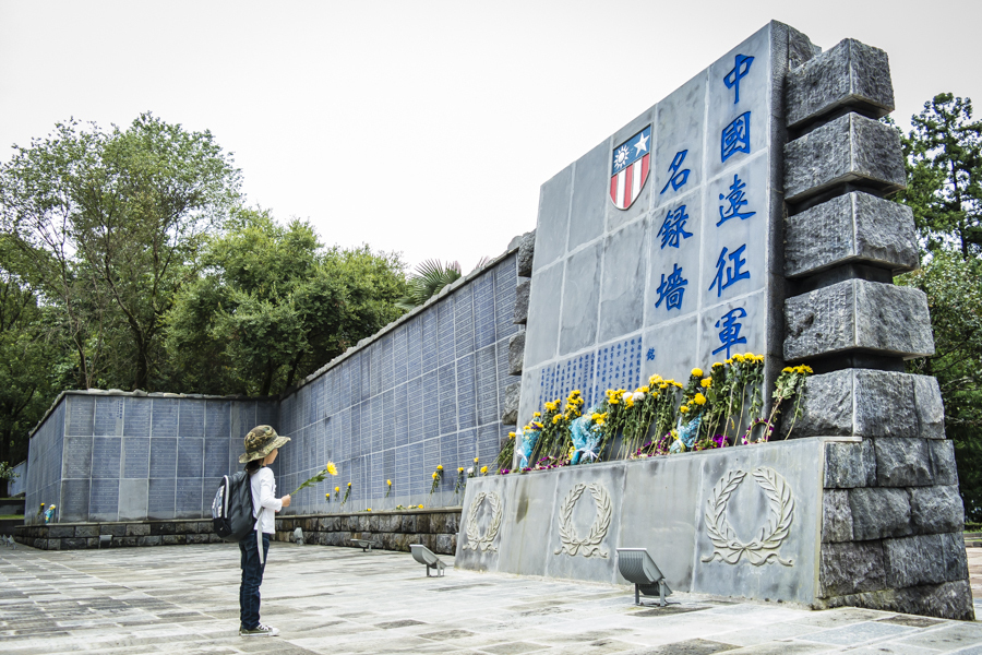 6岁女孩游历抗战纪念地照片走红网络（图）