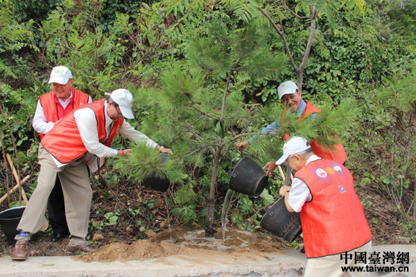 台湾玉山国际交流协会成员共同在金山岭长城脚下植下象征爱心与友谊的树。