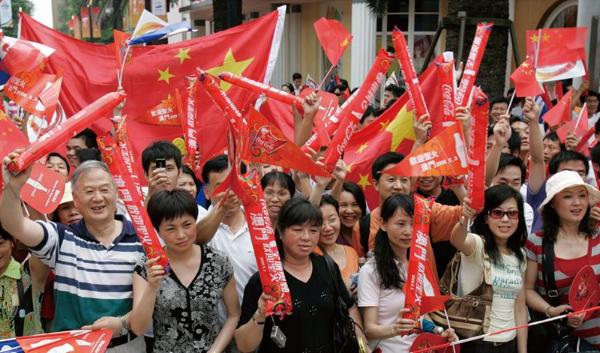 围观北京奥运火炬接力传递的居民情绪高涨,"中国加油"的欢呼声响遍