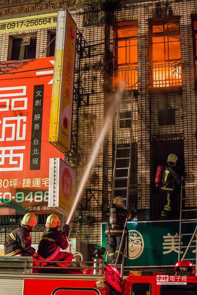 　　大火波及到隔壁栋眼镜行。（台媒图）　