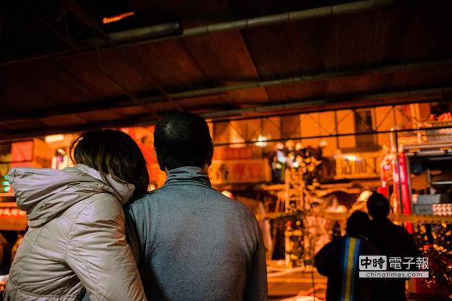 　　屋主见大火不断低喃该怎么办。（台媒图）