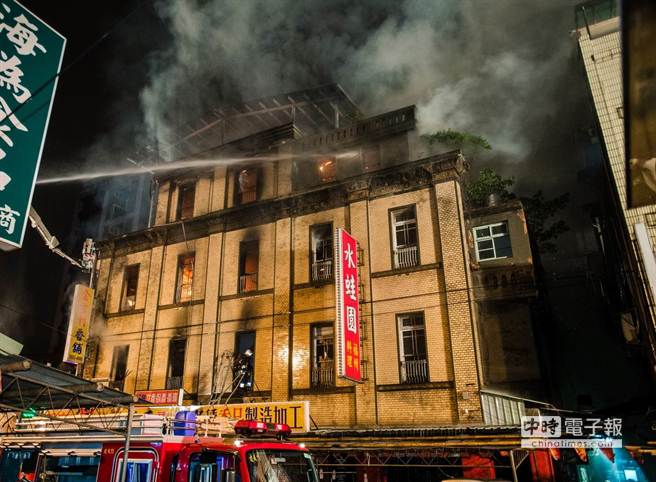 　　火势于一个小时后受到控制，所幸并未有人员伤亡，详细起火原因还待调查。（台媒图）