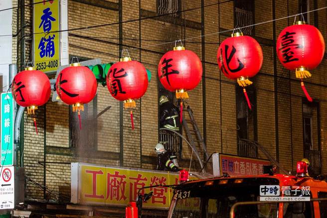 警消进入火场，再三确认是否有人员伤亡。（台媒图）　
