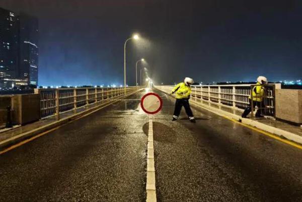 治安警交通人员在嘉乐庇总督大桥及莲花大桥进行封桥工作.