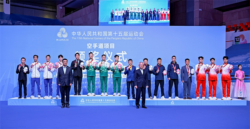 图为澳门特区行政长官岑浩辉为全运会空手道男子业余组团体冠亚季军颁奖。澳门特区政府体育局供图