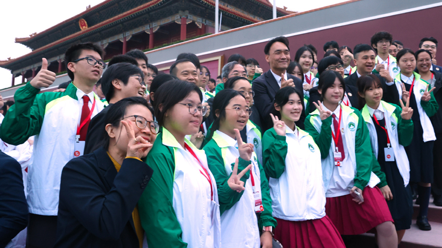 港澳大中小学升旗队代表在天安门广场观看升国旗仪式