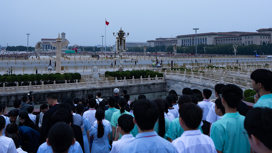 “向国旗敬礼”——千名港澳青少年升旗队代表天安门广场观看升国旗仪式
