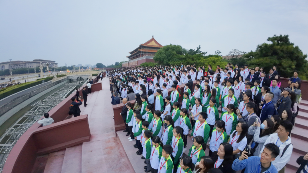 激动、震撼！港澳千余名学生在天安门广场观升旗